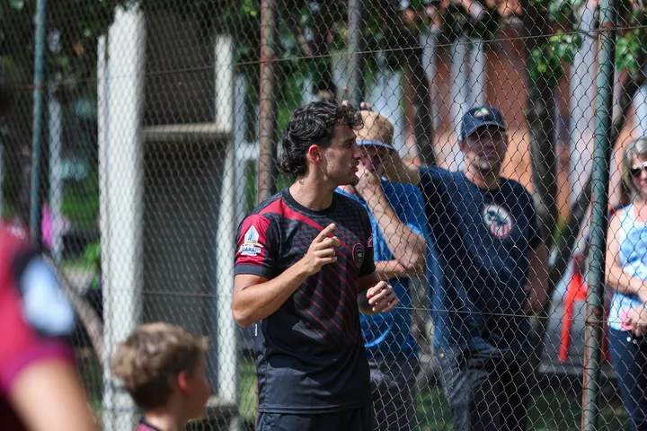 Entrenador P4SA con familias y jugadores — el corazón de la academia