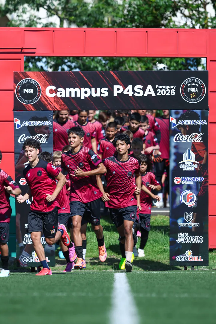 Jugadores entrando al Campus P4SA Paraguay 2026 — primer paso del pathway