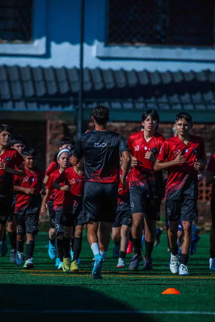 Coach P4SA observando y dirigiendo a jugadores en entrenamiento — paso de selección
