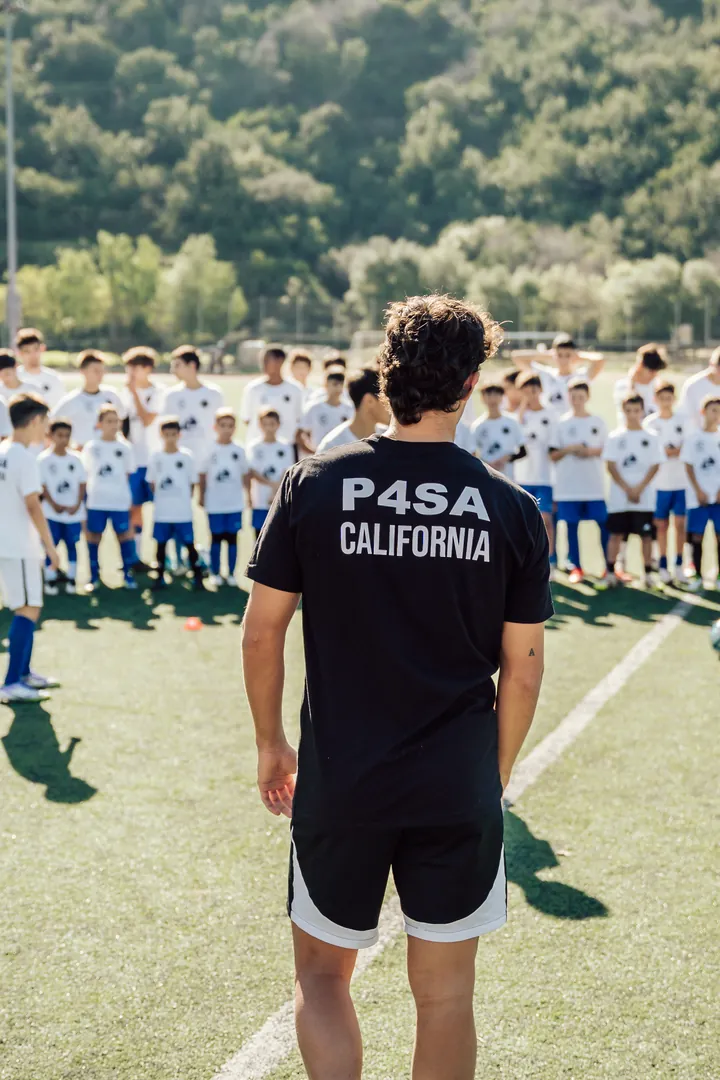 Coach P4SA dirigiéndose al equipo en California — experiencia profesional